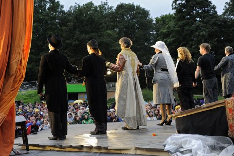 SchauspielerInnen der Shakespeare Company auf der Bühne im Bürgerpark SchauspielerInnen der Shakespeare Company auf der Bühne im Bürgerpark